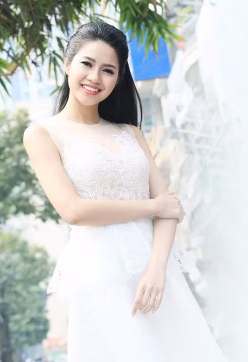 Sinh năm 1996, Ánh Tuyết được biết đến nhiều qua các bộ phim hài Tết, sitcom văn phòng