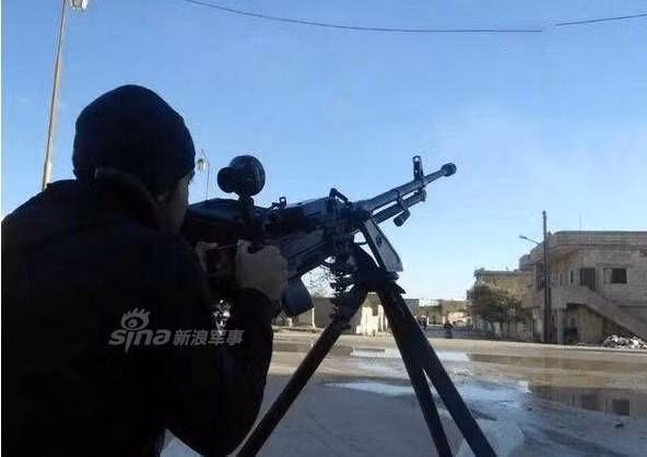 Dù chân đế của súng máy W-85 nặng tới 17,5 kg nhưng nó vẫn không đủ nặng để hãm được lực nảy ngược khi khẩu súng này bắn với tốc độ nhanh. Để tăng tối đa độ ổn định của khẩu súng này khi bắn nhanh, xạ thủ cần phải tăng thêm trọng lượng cho hệ thống chân đế hoặc tốt nhất là... đóng đinh chúng xuống đất. Nguồn ảnh: Sina.