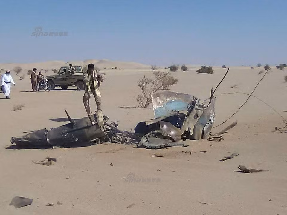 Một quả tên lửa khác của Yemen bị Ả Rập Xê út đánh chặn thành công rơi xuống giữa sa mạc. Nguồn ảnh: Sina.