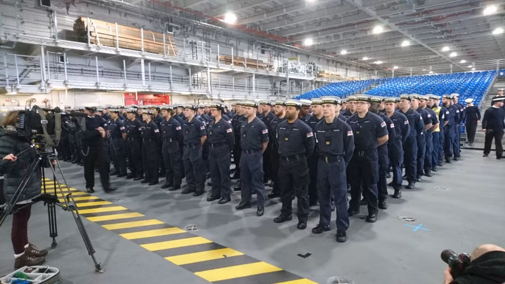 Thủy thủ đoàn trên tàu làm lễ tuyên thệ. Tàu sân bay lớn nhất nước Anh chiếc HMS Queen Elizabeth có thủy thủ đoàn 1.600 người.