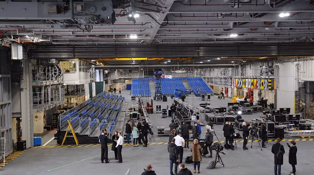 HMS Queen Elizabeth có thể mang theo 40 máy bay các loại, gồm tối đa có 36 tiêm kích tàng hình F-35. Cấu hình triển khai trong thời bình, tàu sẽ mang theo 12 chiếc F-35B, 24 chiếc với cấu hình chiến đấu tiêu chuẩn cùng một số trực thăng.