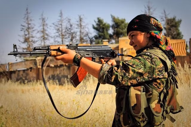 Phần lớn trong số họ đều là những người đã từng mất người thân do bị phiến quân IS sát hạt. Chính điều đó đã nung nấu ý định trả thù trong họ, tạo nên sức mạnh ý chí rất lớn. Nguồn ảnh: Sina.