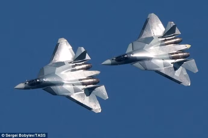 Su-57 là dòng máy bay chiến đấu tàng hình thế hệ thứ 5 đầu tiên của Nga, ngay khi xuất hiện nó đã được xem là đối thủ đáng gờm nhất của F-35 dòng chiến đấu cơ tàng hình mới nhất của Mỹ. Nguồn ảnh: Tass.