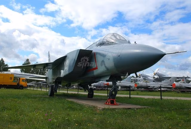 Sau khi nghiên cứu hơn 50 bản thiết kế, cuối cùng Cục thiết kế Yakovlev đã lựa chọn Yak-141 trở thành mẫu máy bay VTOL tiếp theo cho Hải quân Liên Xô. Tuy nhiên ít ai biết rằng khả năng bay VTOL của Yak-141 chỉ được bổ sung sau khi thiết kế của nó được lựa chọn. Nguồn ảnh: Sina.