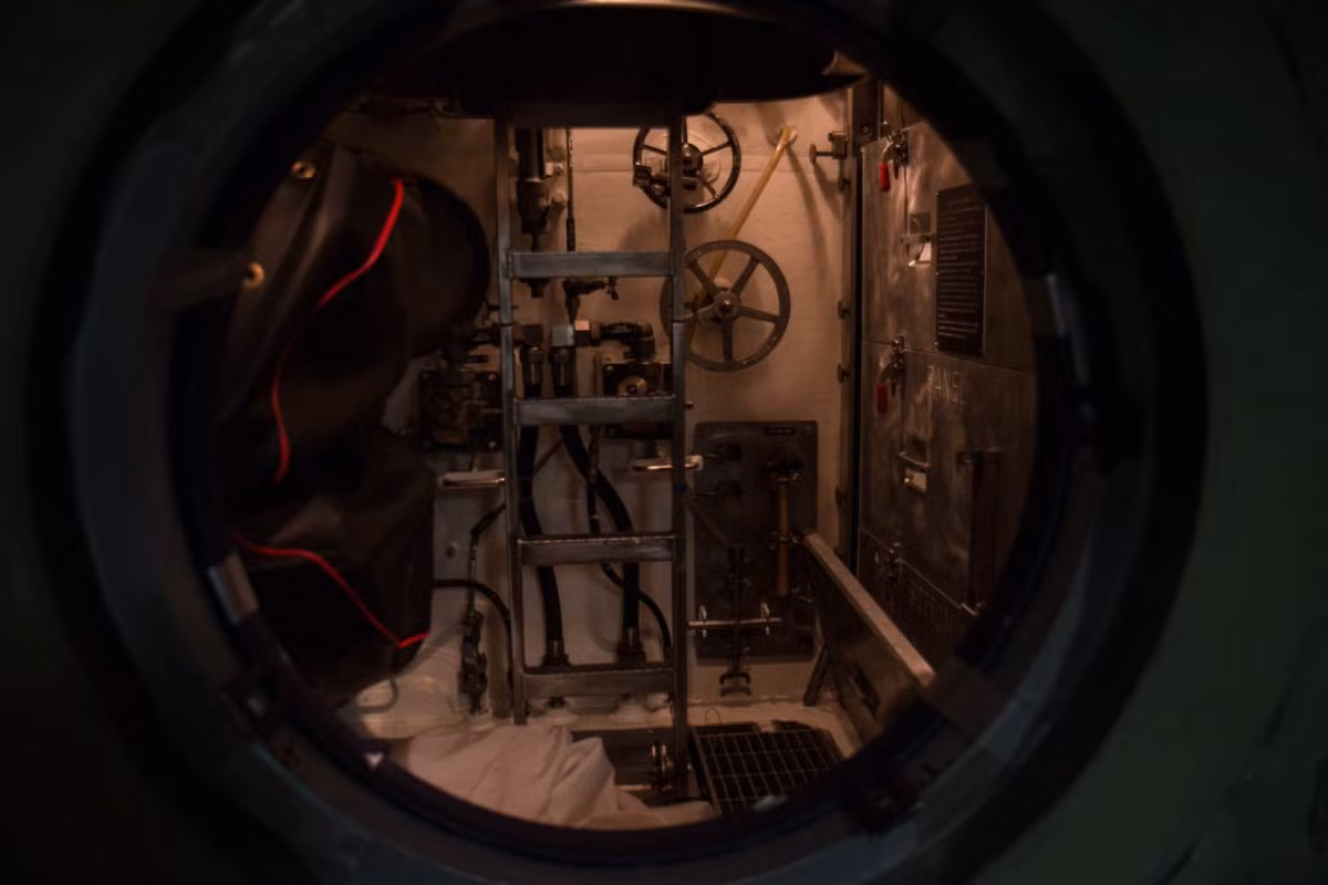 Lối lên xuống tháp chỉ huy của con tàu này vẫn có thiết kế theo kiểu cũ, rất nhỏ và có chi chít đủ các loại van điều tiết. Nguồn ảnh: BI.