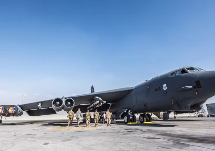 Trang Defence-blog đưa tin, các pháo đài bay B-52 thuộc phi đoàn 69 Không quân Mỹ vừa rồi đã được điều tới Trung Đông để tham gia cuộc chiến chống IS. Nguồn ảnh: Defence.