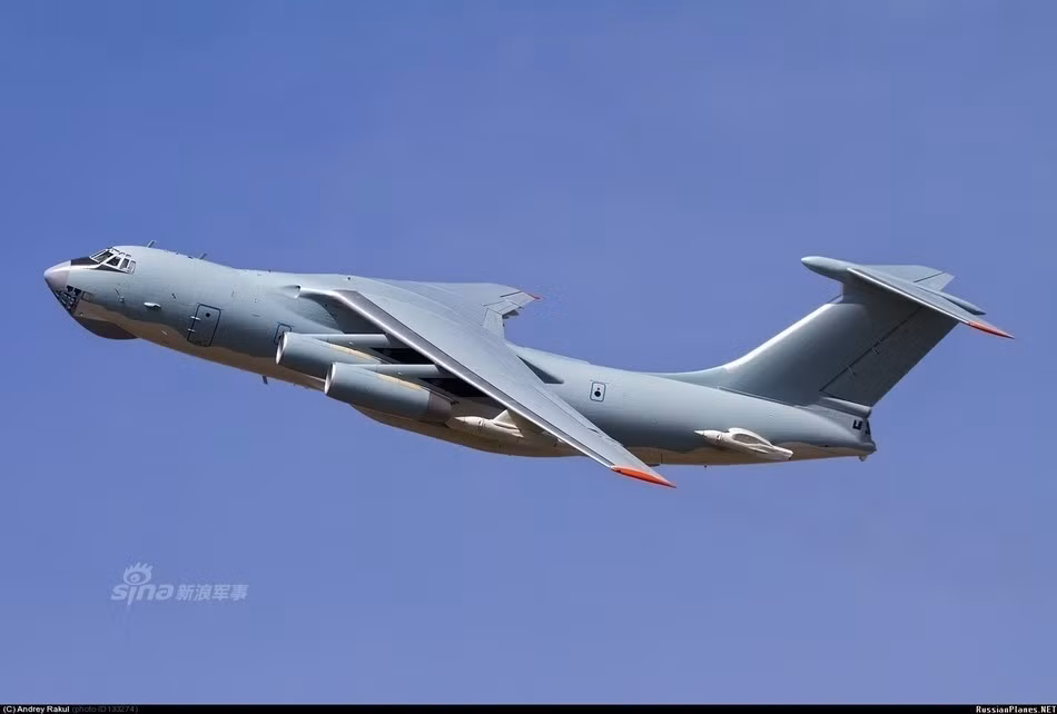 Il-78 có tối đa 2 vòi phun và có thể tiếp nhiên liệu cho 2 máy bay cùng lúc từ hai cánh của mình. Tốc độ tiếp nhiên liệu của Il-78 tối đa vào khoảng 2200 lít/ phút. Với tốc độ này, chỉ khoảng 3 phút là một chiếc Su-30 có thể được tiếp đầy nhiên liệu. Nguồn ảnh: Sina.