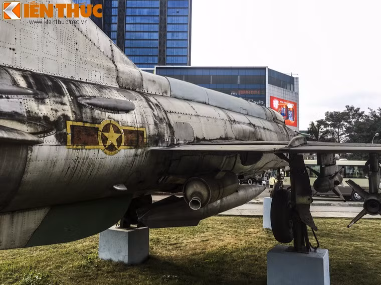 Để lọt được qua 30 máy bay địch đã khó, tiếp cận, bắn hạ được siêu pháo đài bay của đối phương thậm chí còn khó hơn. Tuy nhiên, Anh hùng Phạm Tuân không những vượt qua được các máy bay chiến thuật, bắn hạ được phi cơ B-52 của đối phương mà còn tìm cách thoát ra được khỏi khu vực giao tranh, hạ cánh an toàn chiếc phi cơ 5121 này.