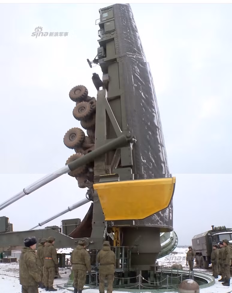 Tầm hoạt động của RS-24 Yars được xác định vào khoảng từ 11.000 km cho tới 12.000 km. Để tiện so sánh, khoảng cách tính theo đường "chim bay" từ Moscow tới Washington chỉ khoảng 7.800 km. Nếu quả tên lửa Yars này bay hết tầm, nó có thể bay từ Moscow tới tận Hawaii. Nguồn ảnh: Sina.