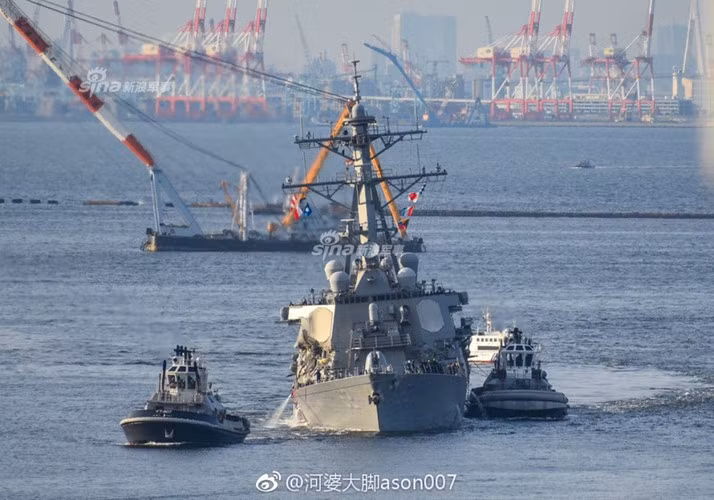 Cú đâm đã khiến nước tràn vào bên trong khoang tàu. Dù tất cả các máy bơm được hoạt động hết công suất để bơm nước ra ngoài nhưng USS Fitzgerald vẫn bị nghiêng khoảng 10 độ về mạn phải khi nó được lai dắt về Nhật Bản. Nguồn ảnh: Sina.