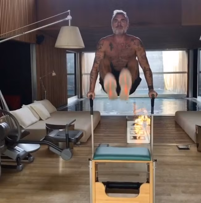 Ông đã tham gia vào việc kinh doanh gia đình ở tuổi 25. Ở tuổi 29, ông quyết định thay vì tham gia điều hành ở một công ty, ông mua và bán các công ty trong các lĩnh vực khác nhau. "Lúc 45 tuổi, tôi nhận ra rằng thế giới không còn gì để cho tôi khám phá nữa", Vacchi chia sẻ. "Tôi không quan tâm đến việc tích lũy thêm nữa, tôi chỉ quan tâm đến những gì đang làm tôi tò mò."