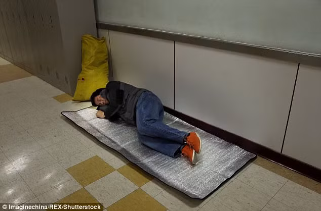 Bố của Thanh nằm ngủ dưới sàn.