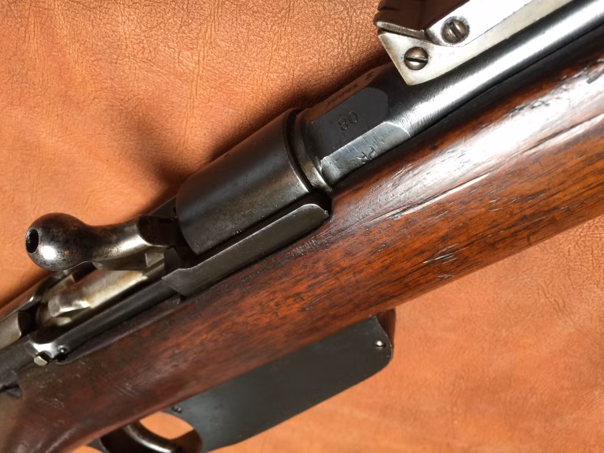 Do sử dụng cỡ đạn khá dị, khẩu Carcano có dự trữ đạn lên tới 6 viên. Đây là một lợi thế rất lớn của súng trường Carcano trong những cuộc giao tranh ở cự ly gần do nó có tốc độ bắn nhanh hơn khoảng 20% so với các loại súng có dự trữ đạn chỉ 5 viên cùng thời. Nguồn ảnh: Forgot.