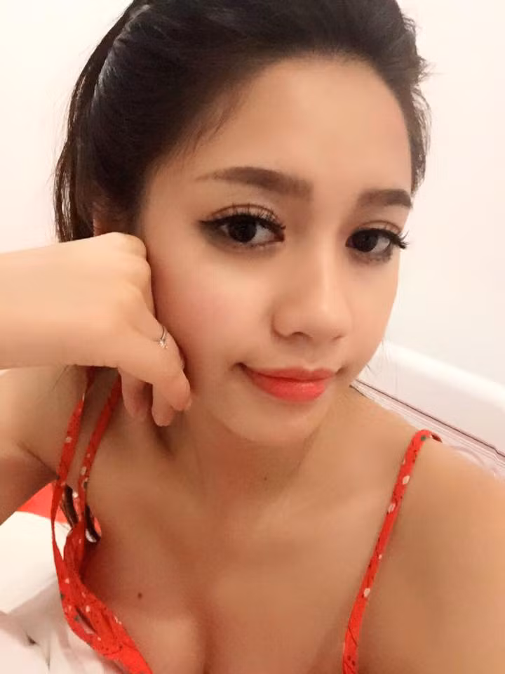 Ánh Tuyết sở hữu "nốt ruồi phú quý" trên ngực