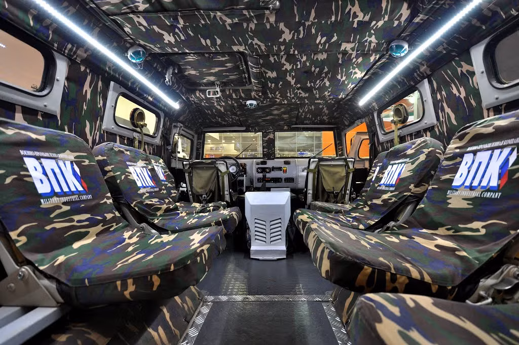 Nội thất cực kỳ rộng rãi bên trong chiếc xe thiết giáp Tigr của Nga. Nguồn ảnh: Panoramio.