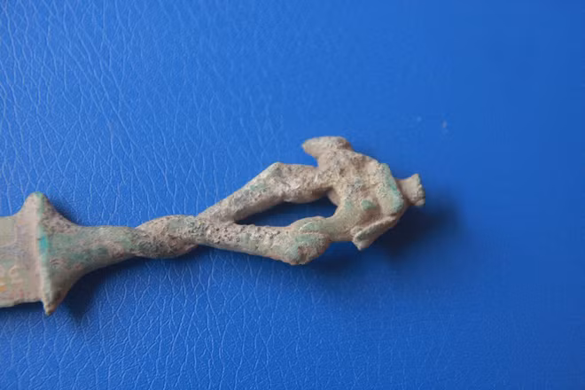 Đây là hiện vật gốc độc bản, là chiếc dao găm duy nhất có cán tượng rắn ngậm chân voi, được khai quật từ trong lòng đất thuộc thời kỳ văn hoá Đông Sơn.