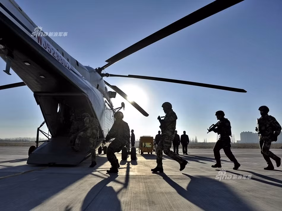 Cuộc tập trận chung mang tên "Hợp tác 2017" giữa các lực lượng chống khủng bố của Trung Quốc và Nga bắt đầu từ hôm 5/12 vừa qua tại Ninh Hạ, Ngân Xuyên, Trung Quốc. Nguồn ảnh: Sina.