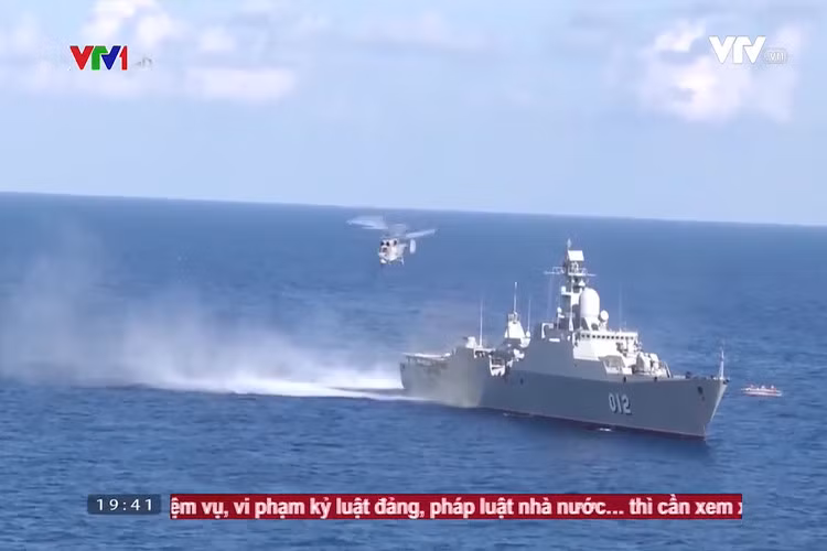 Cộng đồng mạng Nga cho rằng, với số lượng tàu ngầm hiện tại của Hải quân Nhân dân Việt Nam, lực lượng này hoàn toàn có đủ khả năng bảo vệ được chủ quyền trên biển của Việt Nam. Thậm chí, các tàu sân bay cũng phải dè chừng với khả năng diệt hạm của các tên lửa Kalibr do Nga sản xuất. Nguồn ảnh: VTV.