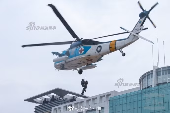 Còn 52 chiếc còn lại sẽ được Mỹ chuyển giao cho Đài Loan trong năm 2018 tới đây. Bên cạnh phục vụ các mục đích quân sự, UH-60 còn có thể đảm nhận cả các vai trò dân sự . Nguồn ảnh: Sina.