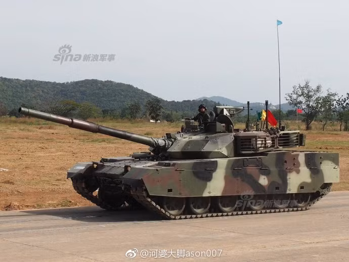 VT-4 của Thái Lan có trọng lượng 52 tấn và có kíp lái 3 người bao gồm trưởng xa, lái xe và pháo thủ. Xe sở hữu hệ thống nạp đạn tự động được đánh giá cao và là một trong những ưu thế của nó trên thị trường xuất khẩu bên cạnh yếu tố giá thành. Nguồn ảnh: Sina.
