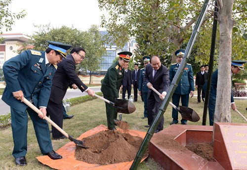 Thủ tướng Nguyễn Xuân Phúc và lãnh đạo Bộ Quốc phòng, TP Hà Nội, Quân chủng PK-KQ trồng cây lưu niệm tại Bộ tư lệnh Quân chủng PK-KQ. Ảnh: Hoàng Hà Thủ tướng Nguyễn Xuân Phúc và lãnh đạo Bộ Quốc phòng, TP Hà Nội, Quân chủng PK-KQ trồng cây lưu niệm tại Bộ tư lệnh Quân chủng PK-KQ. Ảnh: Hoàng Hà