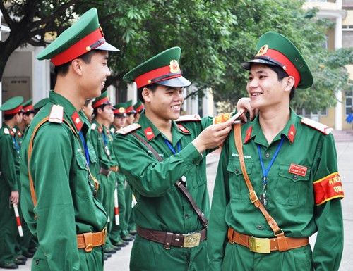 Chỉnh đốn tác phong trước khi lên đường thực hiện nhiệm vụ.