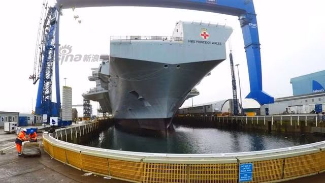 Hôm 21/12 vừa qua, tàu sân bay thứ hai thuộc lớp Queen Elizabeth của Hải quân Hoàng gia Anh - HMS Prince of Wales đã được hạ thủy. Con tàu mang tên "Hoàng tử xứ Wales" này được khởi đóng sau hai năm so với tàu sân bay HMS Queen Elizabeth. Nguồn ảnh: Sina.