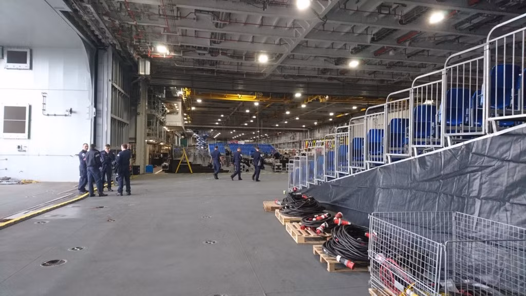 Không gian bên trong nhà chứa máy bay của tàu rất rộng rãi. Đây cũng là nơi diễn ra buổi lễ đưa tàu vào biên chế.