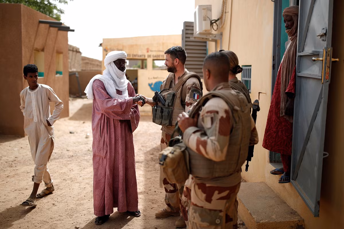 Người dân địa phương tỏ ra khá thân thiện với những binh lính Pháp này. Nguồn ảnh: Theatlantic.