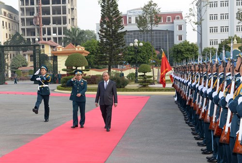 Thủ tướng Nguyễn Xuân Phúc duyệt đội danh dự của Quân chủng PK-KQ. Ảnh: Hoàng Hà Thủ tướng Nguyễn Xuân Phúc duyệt đội danh dự của Quân chủng PK-KQ. Ảnh: Hoàng Hà