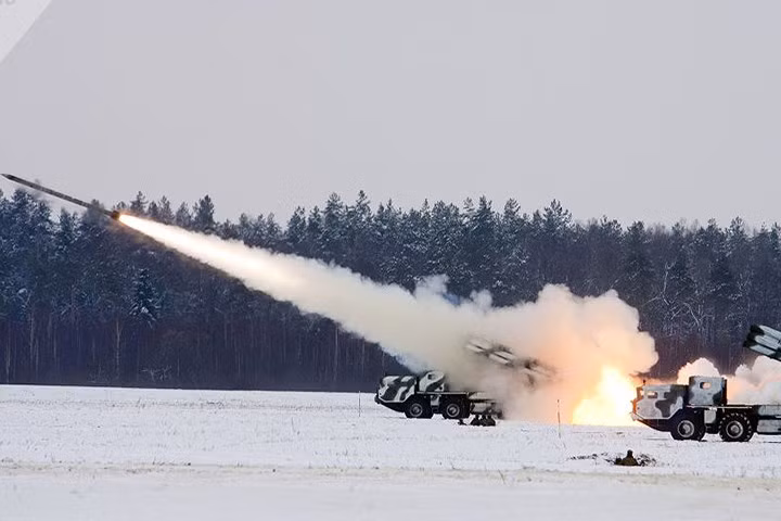 Nga cũng không gia nhập công ước về cấm bom đạn chùm. Đạn chùm có thể được sử dụng bởi hầu hết các hệ thống phóng rocket trong quân đội Nga. Ảnh: Sputnik.