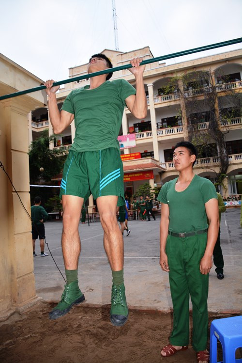 Tập lên xà đơn.