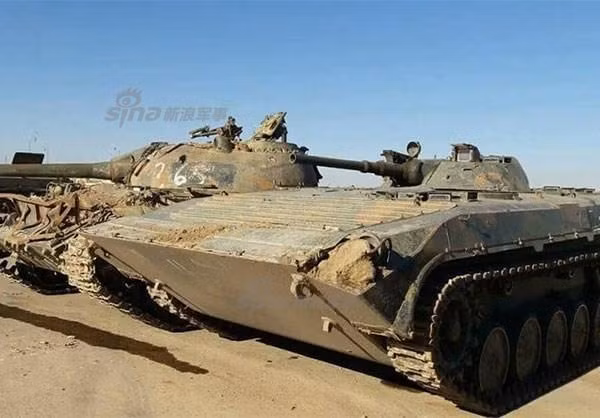 Xe tăng T-54 và xe chiến đấu bộ binh BMP-1. Nguồn ảnh: Sina.