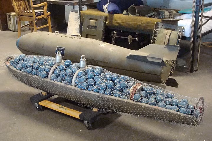 Hình ảnh đáng sợ khác về bom chùm. Việc khắc phục hậu quả do bom chùm thường khó khăn hơn nhiều so với bom thông thường. Ảnh: Rebm.