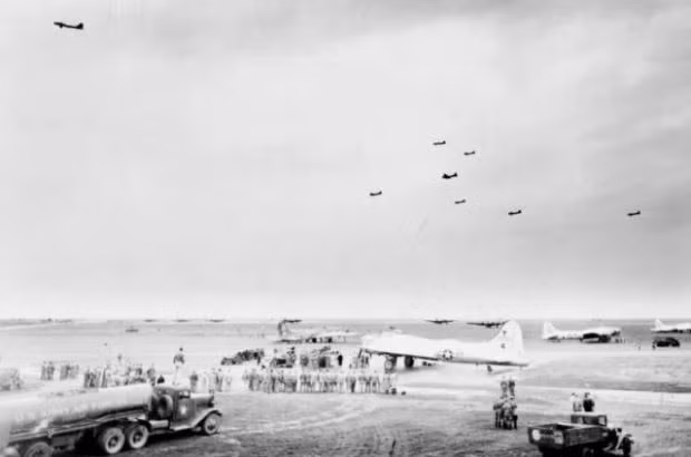 Sở dĩ B-17 được gọi là "Pháo đài Bay" vì chiếc máy bay ném bom này được trang bị tới... 13 khẩu súng máy cỡ 12,7 mm ở xung quanh kèm theo đó là lớp thép bọc buồng lái và động cơ rất kín, các phi công tiêm kích của đối phương khó có thể tiếp cận được chiếc B-17 với những khẩu súng máy trên máy bay và khi đã tiếp cận được rồi cũng khó có thể hạ được chiếc cường kích B-17 chỉ bằng một lượt bắn. Nguồn ảnh: Warhistory.