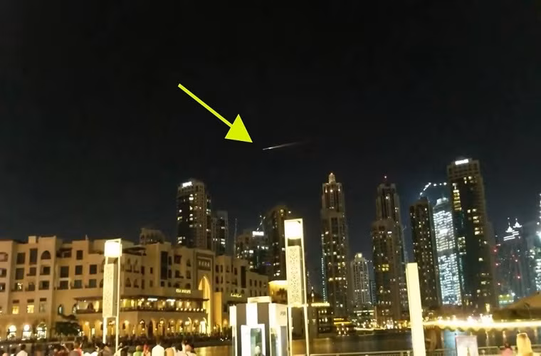 UAE đã không gặp phải thiệt hại gì nhiều sau vụ tấn công bằng tên lửa của phiến quân Houthi. Tuy nhiên việc các loại tên lửa đạn đạo chắp vá của phiến quân Houthi có thể vượt qua được hệ thống phòng không đắt tiền nhất thế giới hiện nay đã làm dấy lên rất nhiều lo ngại. Hình ảnh tên lửa của phiến quân Houthi bay trên bầu trời UAE. Nguồn ảnh: Popular.