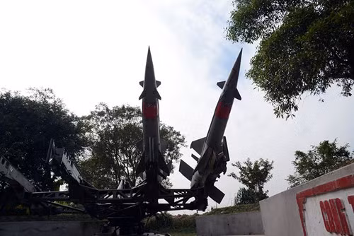 Khí thế của đợt thi đua cao điểm kỷ niệm 45 năm Chiến thắng “Hà Nội - Điện Biên Phủ trên không" thôi thúc cán bộ, chiến sĩ Tiểu đoàn 72 vươn lên làm chủ khí tài, bảo vệ vững chắc vùng trời phía Bắc của Tổ quốc.