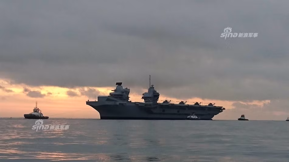 HMS Queen Elizabeth là tàu sân bay mới nhất và duy nhất tính tới thời điểm hiện tại của Hải quân Hoàng gia Anh. Tàu có trị giá 4 tỷ USD và có độ giãn nước khoảng 60.000 tấn. Dù có giá trị rất lớn, HMS Queen Elizabeth vẫn chỉ là một tàu sân bay sử dụng động cơ thông thường và phải có kèm cả hệ thống cầu nhảy để cất cánh máy bay trong tương lai. Nguồn ảnh: Sina.