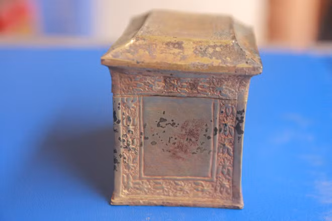 Hộp được làm bằng vàng ròng, chế tạo từ phương pháp tán dập nguội, có niên đại khoảng thế kỷ 8 - 9 sau Công nguyên.