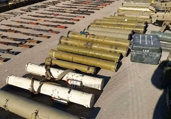 Quân đội Syria mới đây đã đưa ra trưng bày lượng lớn trang bị vũ khí chiến lợi phẩm thu được của phiến quân IS. Nguồn ảnh: Sina.