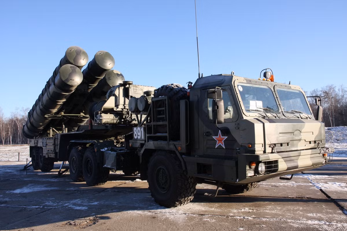 Phía NATO cũng từng cảnh báo Ankara về việc mua các hệ thống tên lửa phòng không S-400 của Nga. Tuy nhiên, có vẻ như Thổ Nhĩ Kỳ không mấy quan tâm tới lời cảnh báo này và quyết sở hữu bằng được các hệ thống phòng không S-400 của Nga dù việc đàm phán giữa hai nước đã gặp rất nhiều khó khăn trong quá khứ. Nguồn ảnh: Wdog.