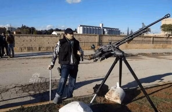 Một khẩu W-85 được "gia cố" tạm bằng các bao cát ở chân đế. Nguồn ảnh: Sina.