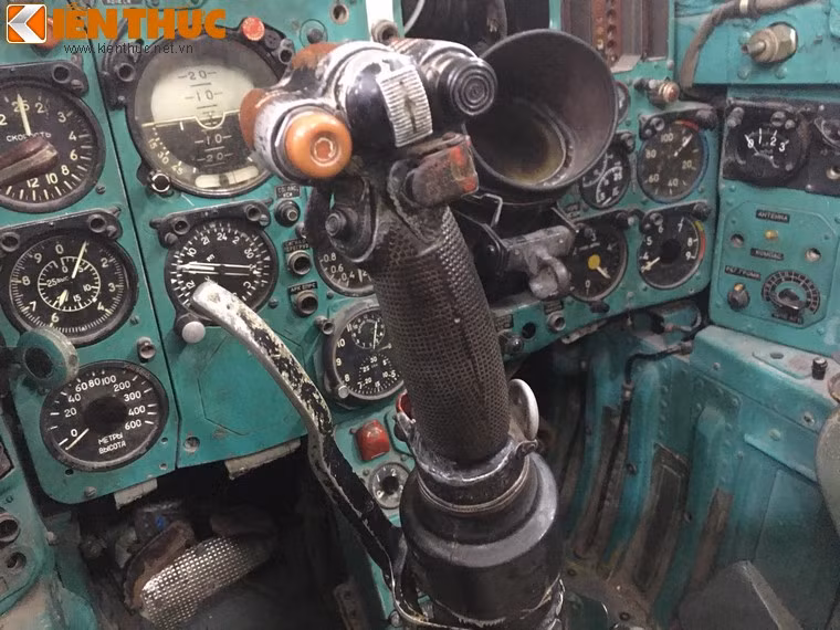 Chiếc cần điều khiển hướng trên tiêm kích MiG-21.