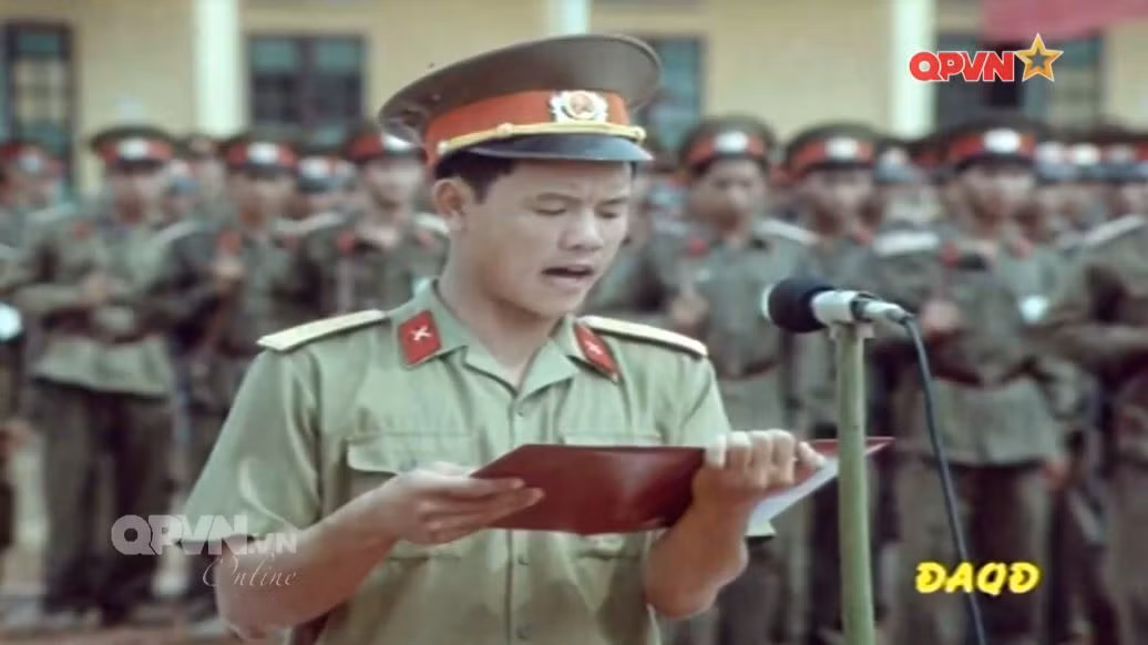 So với các kiểu quân phục cũ, quân phục K-82 được coi là đạt độ hoàn chỉnh thống nhất hơn cả về mọi mặt bao gồm màu sắc, kiểu dáng và quan trọng nhất là vẫn giữ được hình tượng "Anh bộ đội Cụ Hồ". Nguồn ảnh: QPVN.