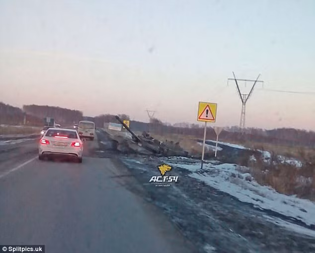 Dẹp vào lề nằm chờ cứu hộ. Nguồn ảnh: Splitpics.