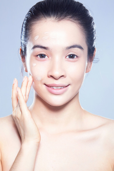 Bạn nên dùng dung dịch làm săn da không chứa cồn nhằm vệ sinh da hiệu quả trước khi bắt đầu make up.