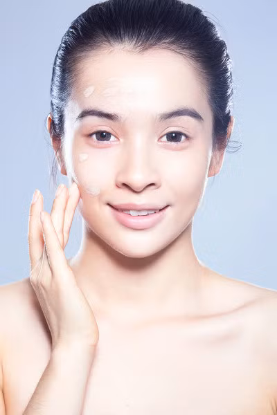 Bạn nên dùng dung dịch làm săn da không chứa cồn nhằm vệ sinh da hiệu quả trước khi bắt đầu make up.