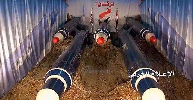 Theo nhiều chuyên gia quân sự, tên lửa Volcano H-2 của Yemen có hình dáng bên ngoài và cách thức hoạt động giống với loại tên lửa đạn đạo chiến thuật Scud do Liên Xô chế tạo trước đây và có tầm bắn ước tính lên tới 850km. Nguồn ảnh: Sina.