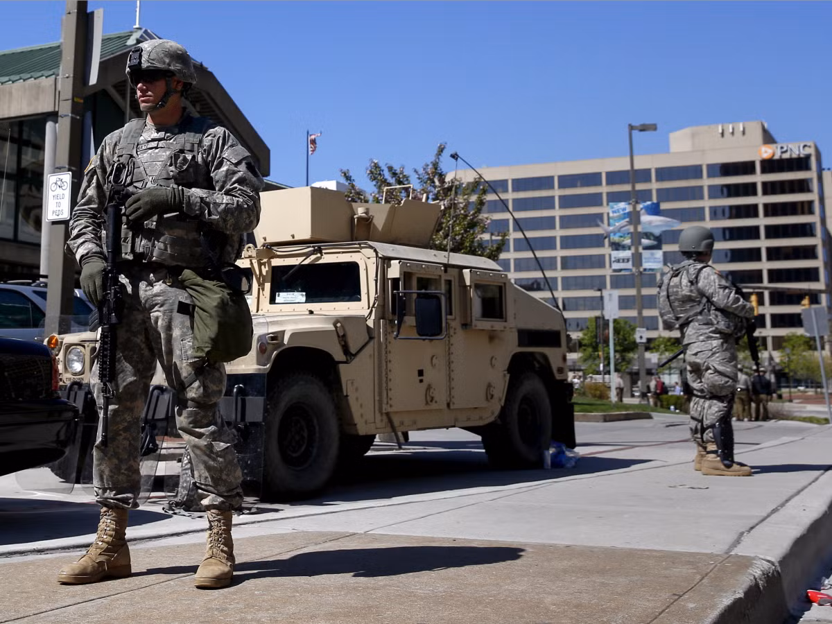Binh lính thuộc Vệ binh Quốc gia Mỹ được phép mang vũ khí ở trong lòng nước Mỹ, đây là điều mà không phải lực lượng vũ trang nào của Mỹ cũng có thể làm được. Nguồn Ảnh: BI.