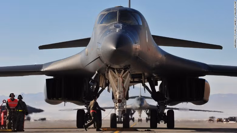 Trước khi phi cơ B-2 ra đời, vị trí máy bay ném bom chiến lược đặc biệt trong Không quân Mỹ thuộc về máy bay B-1B Lancer. Hiện tại trong không quân Mỹ đang có 62 chiếc B-1B đang hoạt động. Nguồn ảnh: CNN.